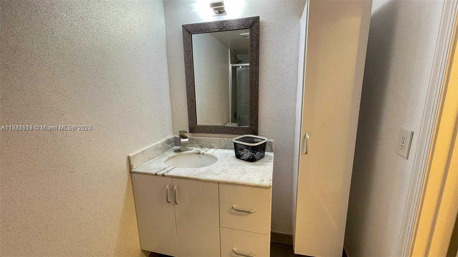 Small Image of 1200 BRICKELL BAY DR #1702, Miami Number 4