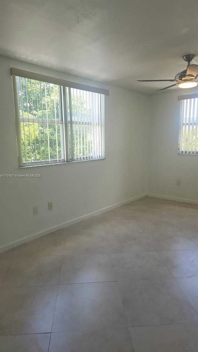 Small Image of 8373 LAKE DR #401, Doral Number 10