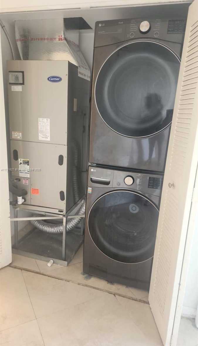 Small Image of 8373 LAKE DR #401, Doral Number 11