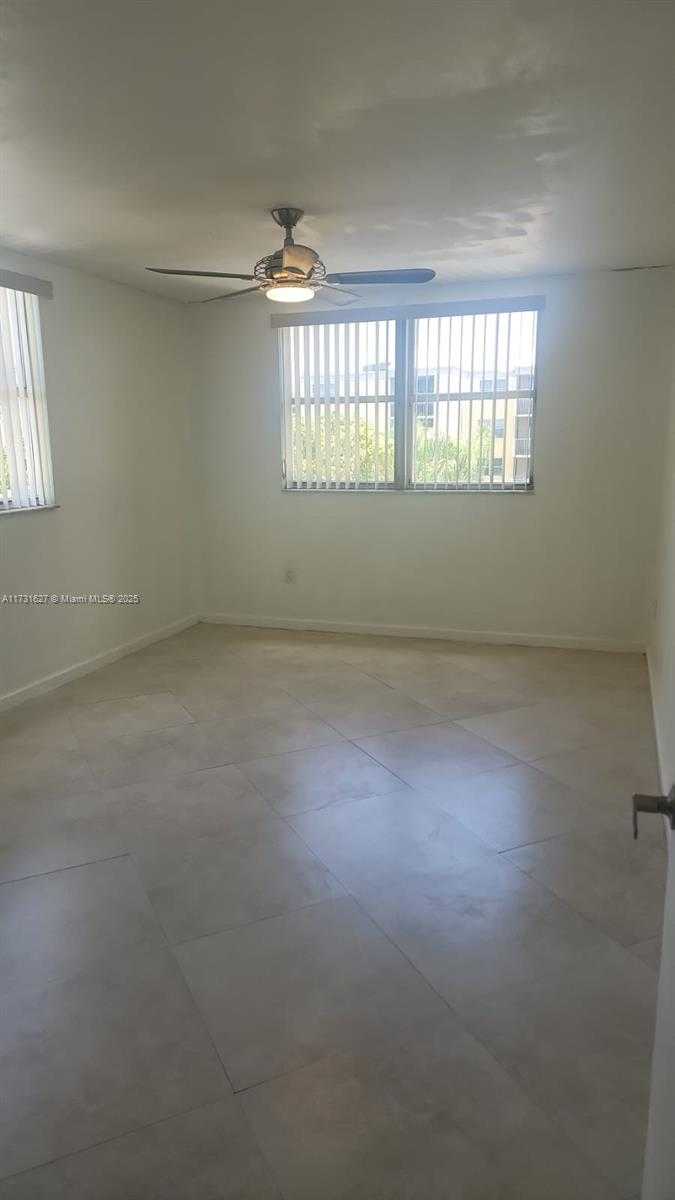 Small Image of 8373 LAKE DR #401, Doral Number 13