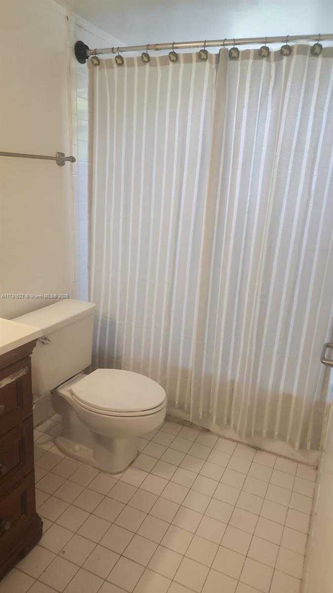 Small Image of 8373 LAKE DR #401, Doral Number 15