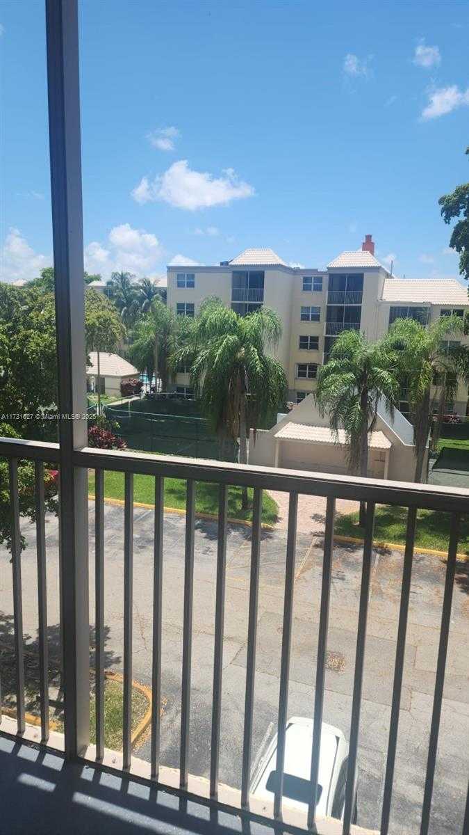 Small Image of 8373 LAKE DR #401, Doral Number 17