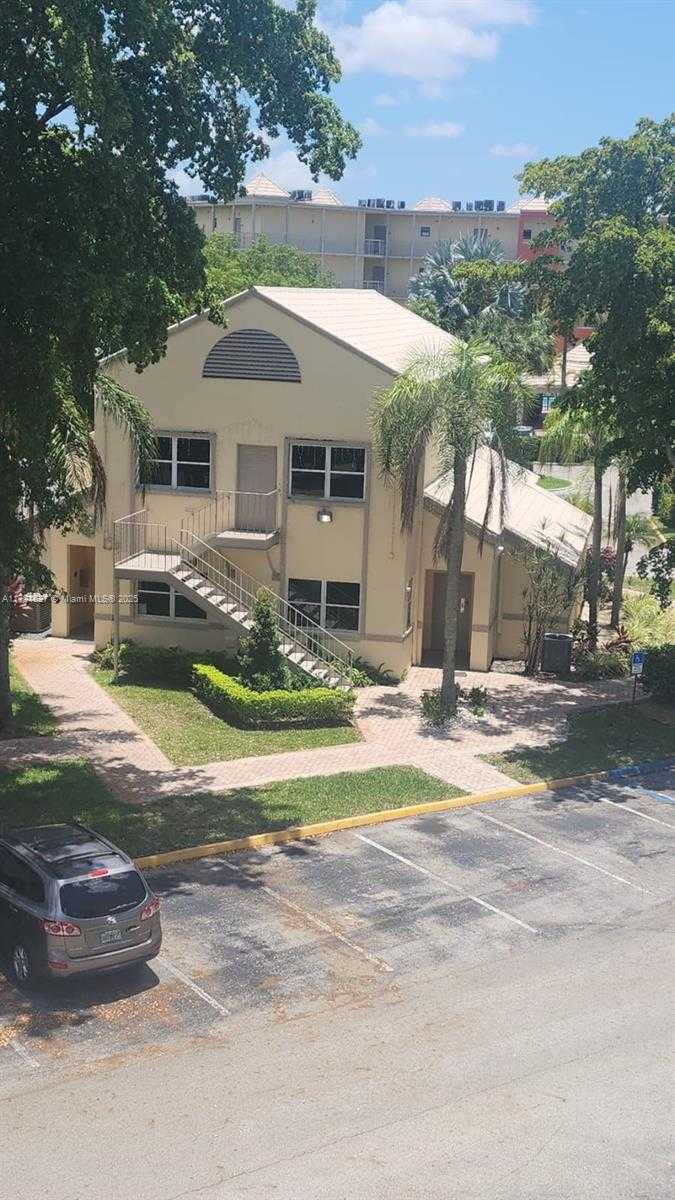 Small Image of 8373 LAKE DR #401, Doral Number 2