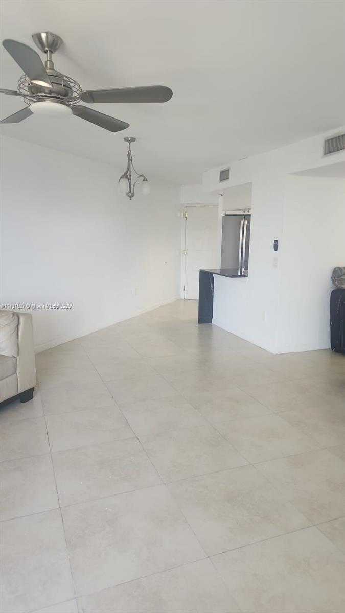 Small Image of 8373 LAKE DR #401, Doral Number 4
