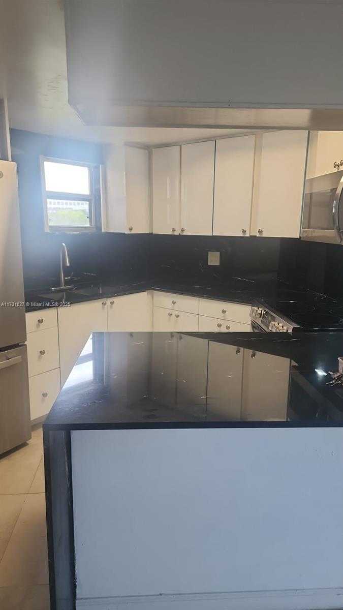 Small Image of 8373 LAKE DR #401, Doral Number 7