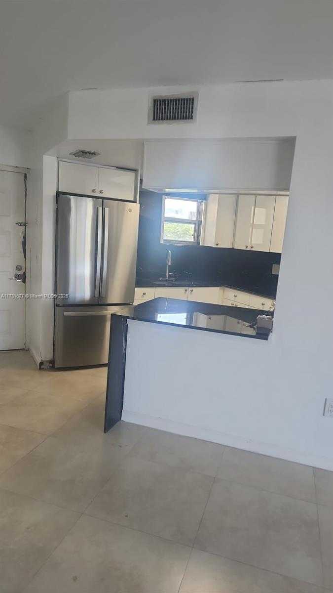 Small Image of 8373 LAKE DR #401, Doral Number 9