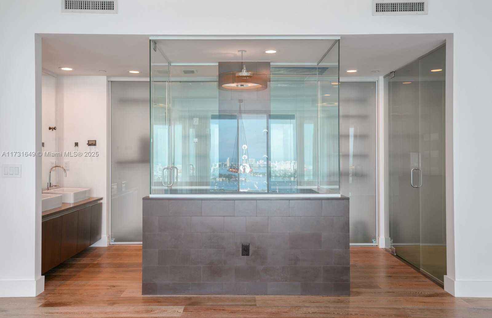 Small Image of 1040 BISCAYNE BLVD #4402, Miami Number 22