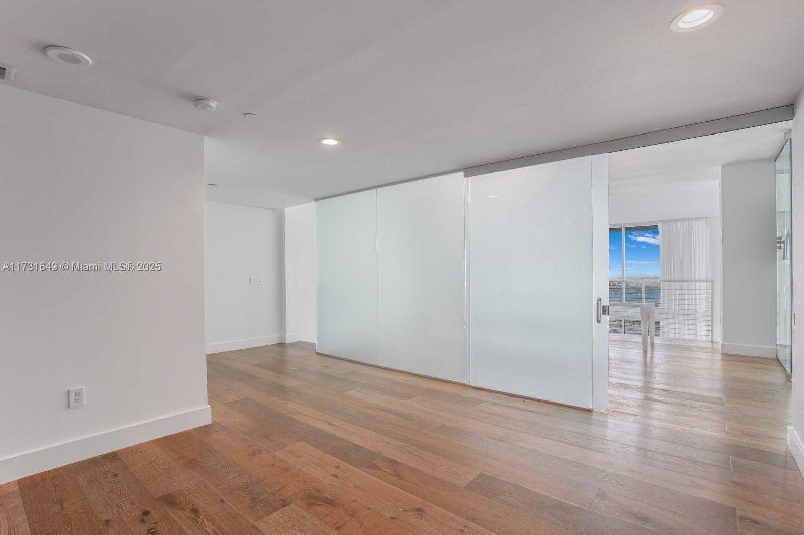 Small Image of 1040 BISCAYNE BLVD #4402, Miami Number 24