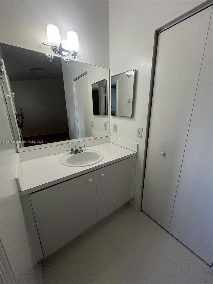 Small Image of 14115 SW 179th Terrace, Miami, FL 33177, USA Number 16