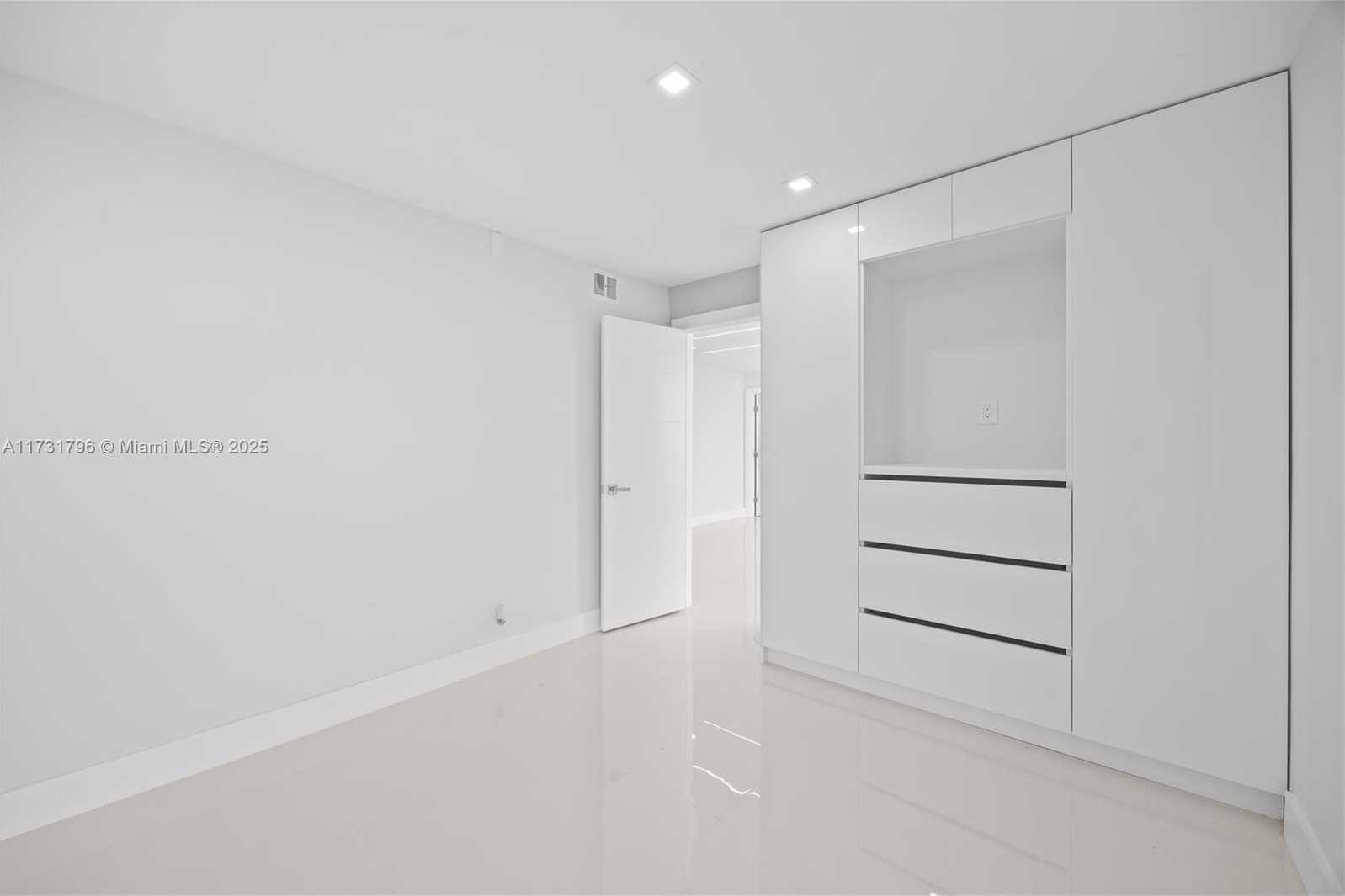Small Image of 20379 WEST COUNTRY CLUB DR #1631, Aventura Number 10