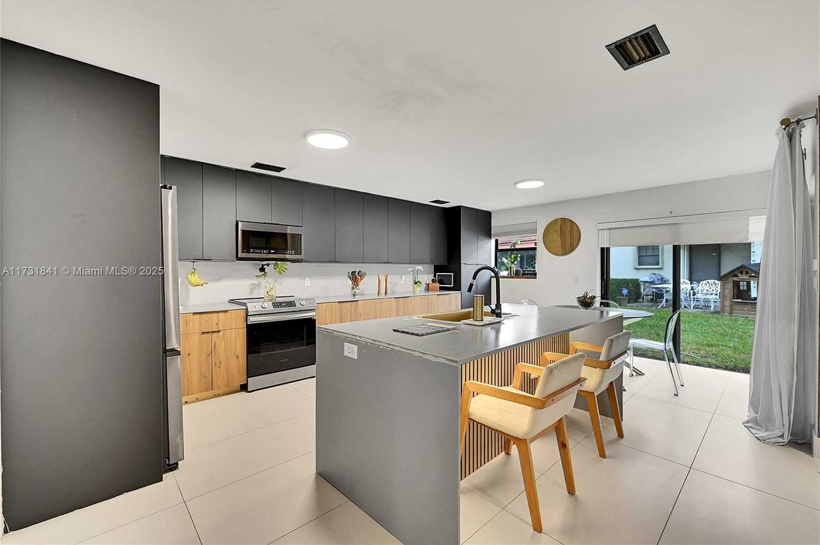 Small Image of 3435 Laurel Oaks Ln, Hollywood, FL 33021, USA Number 10