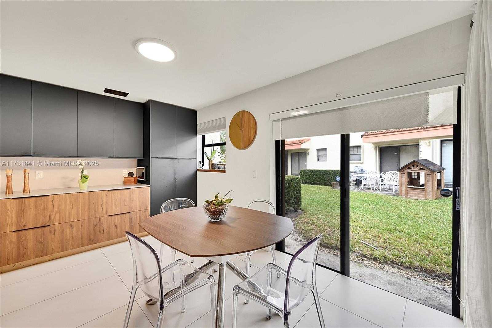 Small Image of 3435 Laurel Oaks Ln, Hollywood, FL 33021, USA Number 16
