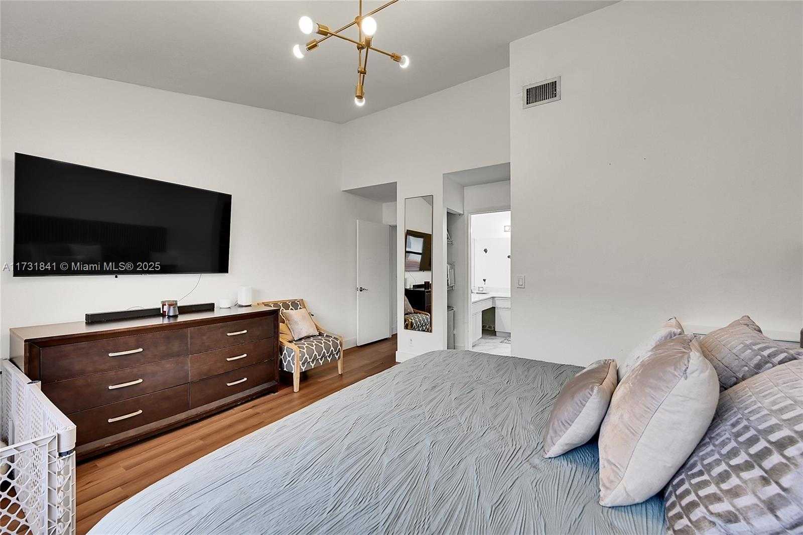 Small Image of 3435 Laurel Oaks Ln, Hollywood, FL 33021, USA Number 22