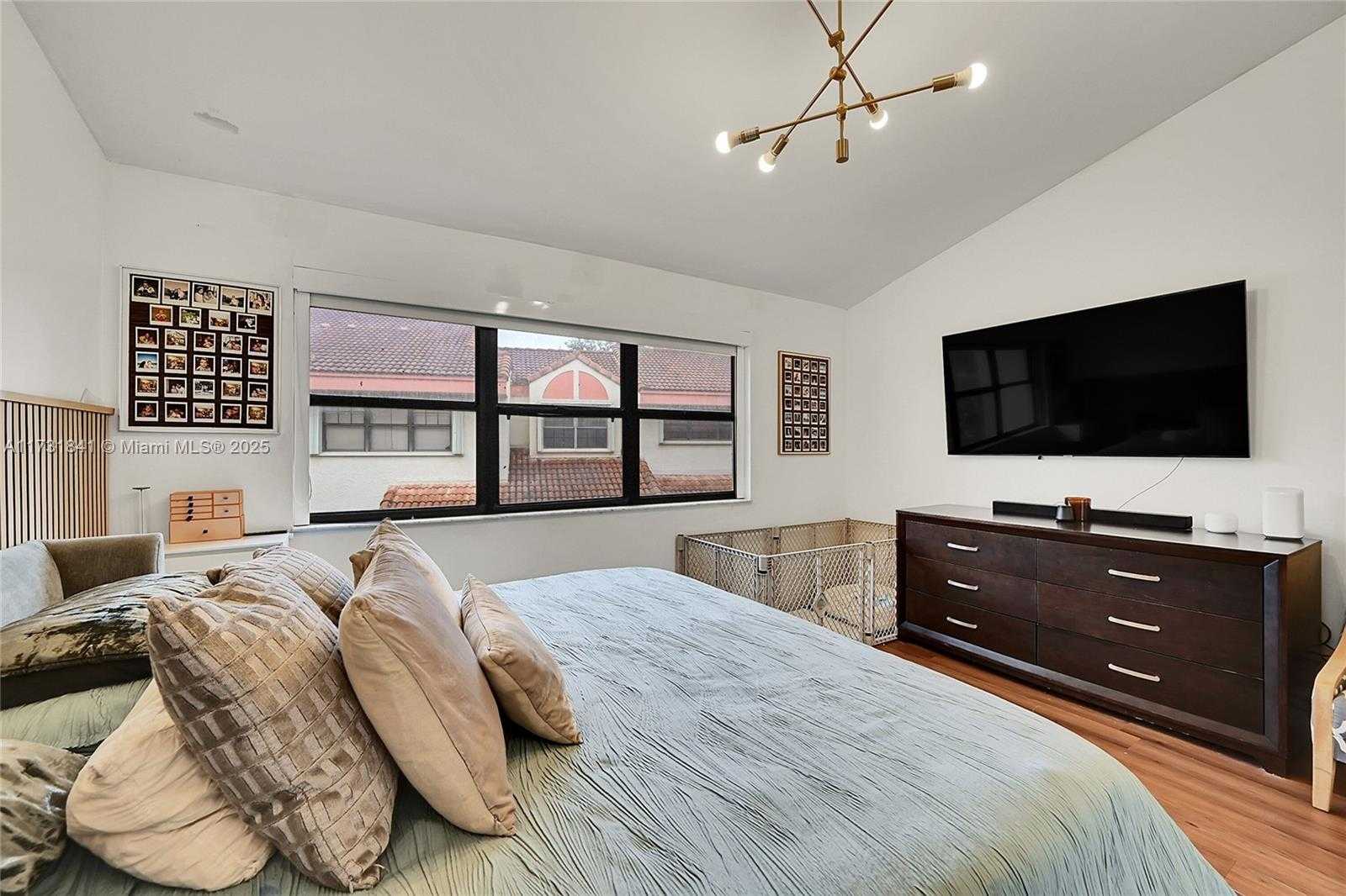 Small Image of 3435 Laurel Oaks Ln, Hollywood, FL 33021, USA Number 23