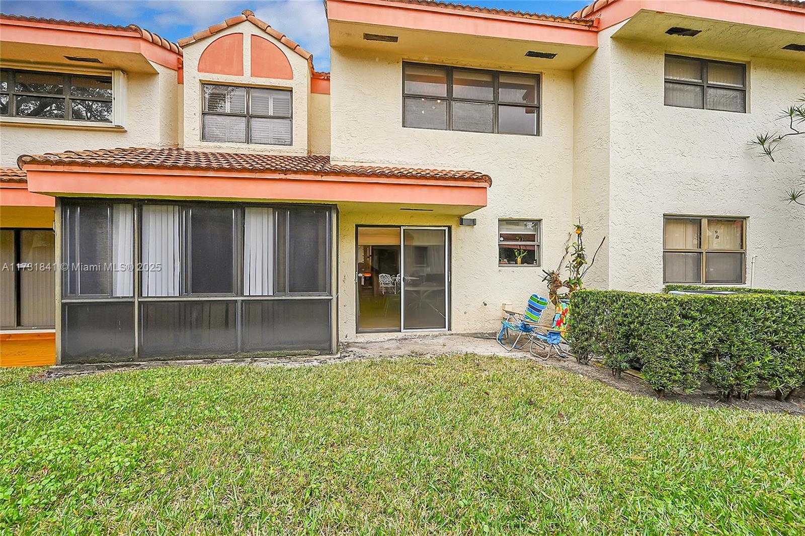 Small Image of 3435 Laurel Oaks Ln, Hollywood, FL 33021, USA Number 34