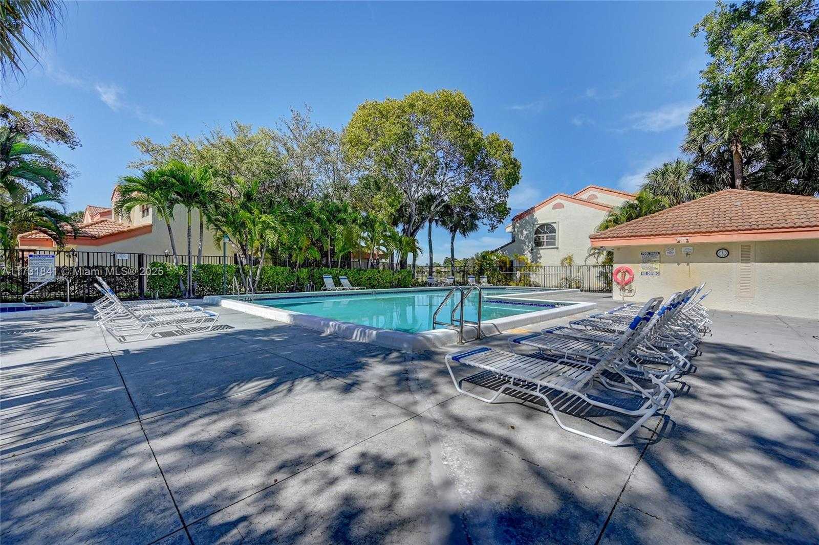 Small Image of 3435 Laurel Oaks Ln, Hollywood, FL 33021, USA Number 37