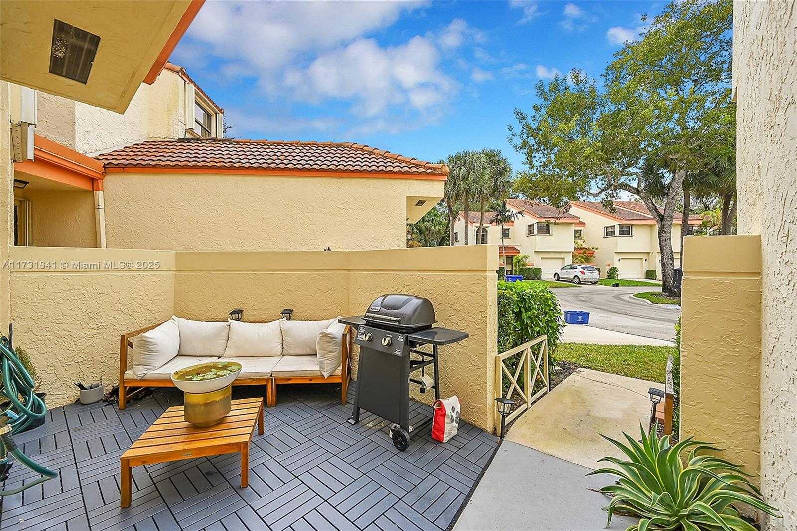 Small Image of 3435 Laurel Oaks Ln, Hollywood, FL 33021, USA Number 4