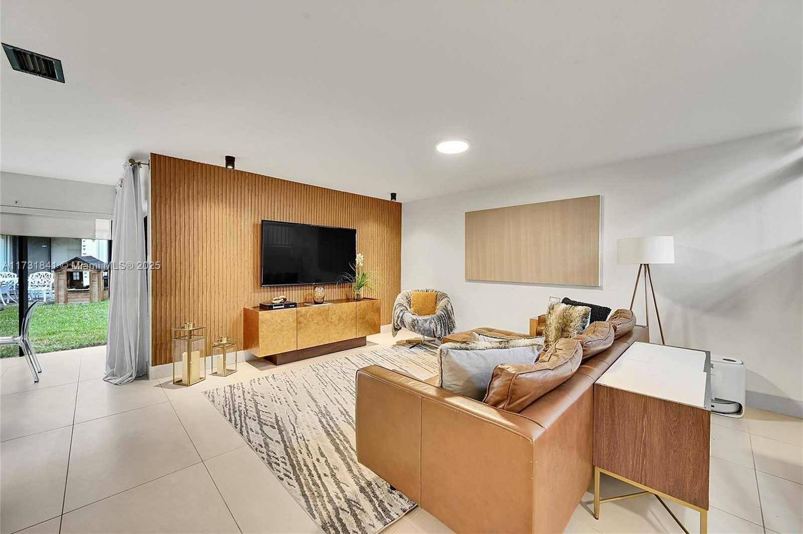 Small Image of 3435 Laurel Oaks Ln, Hollywood, FL 33021, USA Number 9