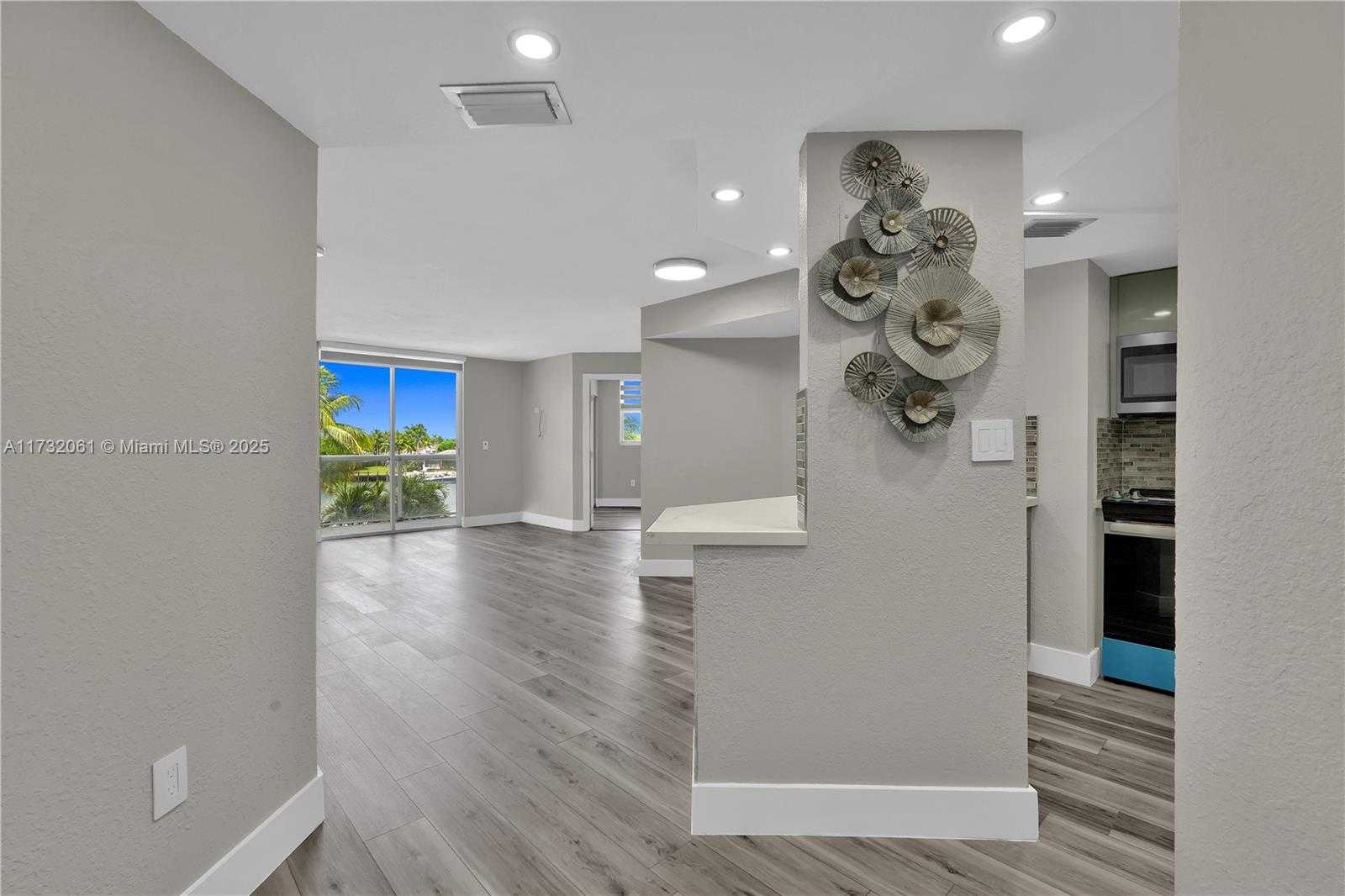 Small Image of 5880 COLLINS AVE #403, Miami Beach Number 3