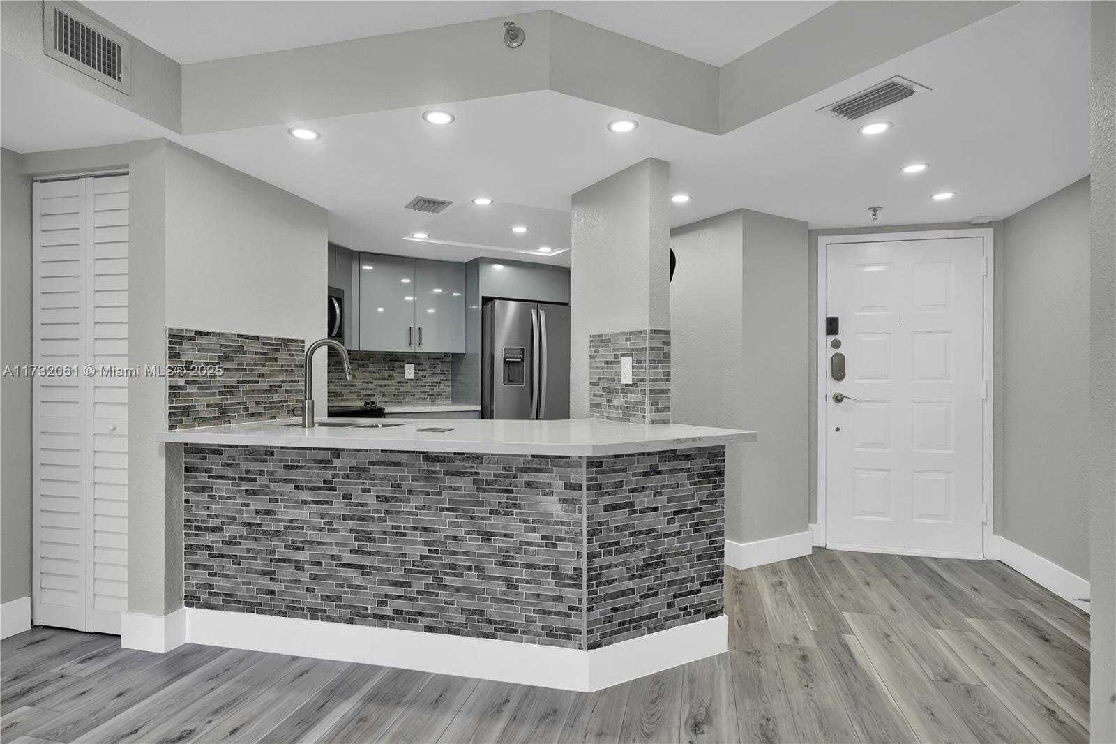 Small Image of 5880 COLLINS AVE #403, Miami Beach Number 5