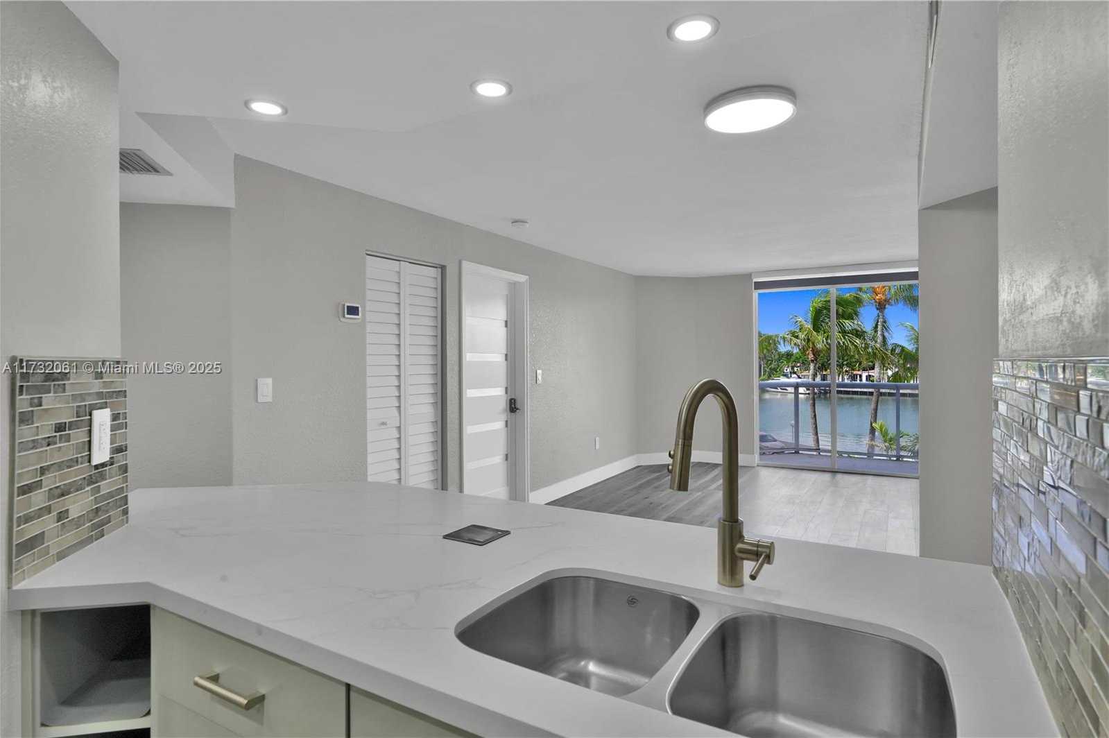 Small Image of 5880 COLLINS AVE #403, Miami Beach Number 7