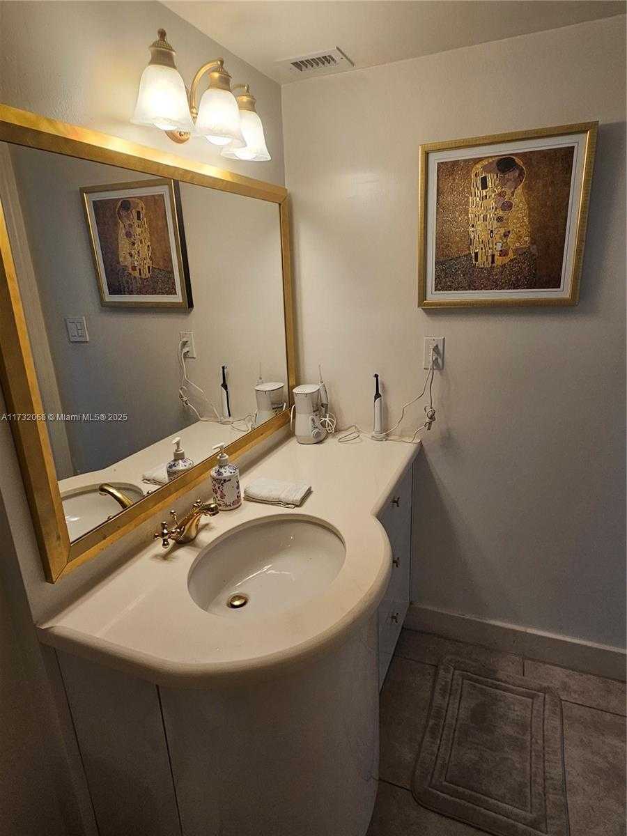 Small Image of 2555 COLLINS AVE #1508, Miami Beach Number 26