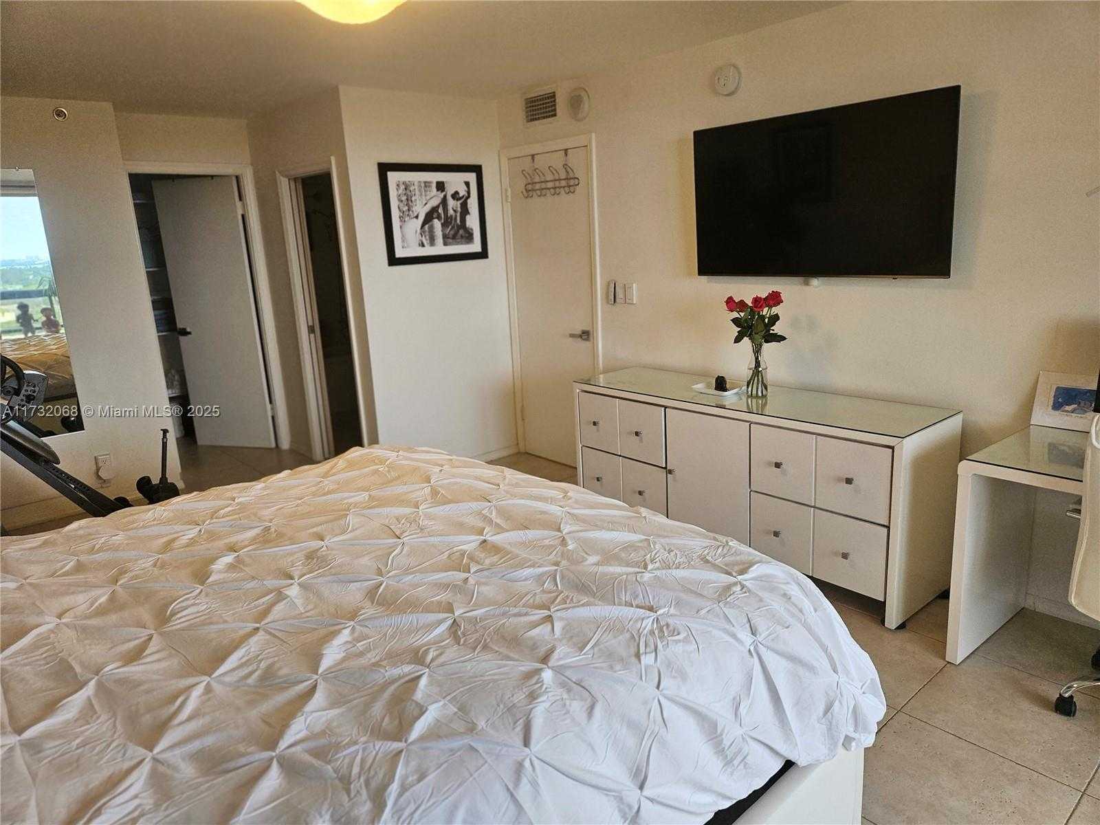 Small Image of 2555 COLLINS AVE #1508, Miami Beach Number 27