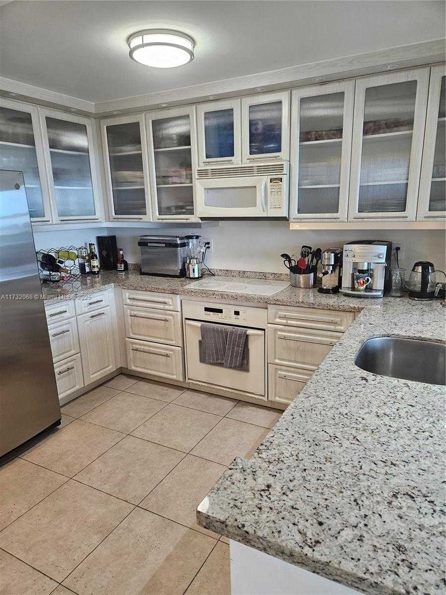Small Image of 2555 COLLINS AVE #1508, Miami Beach Number 4