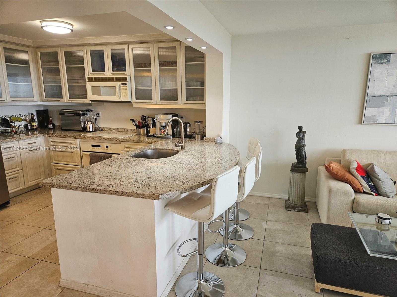 Small Image of 2555 COLLINS AVE #1508, Miami Beach Number 6