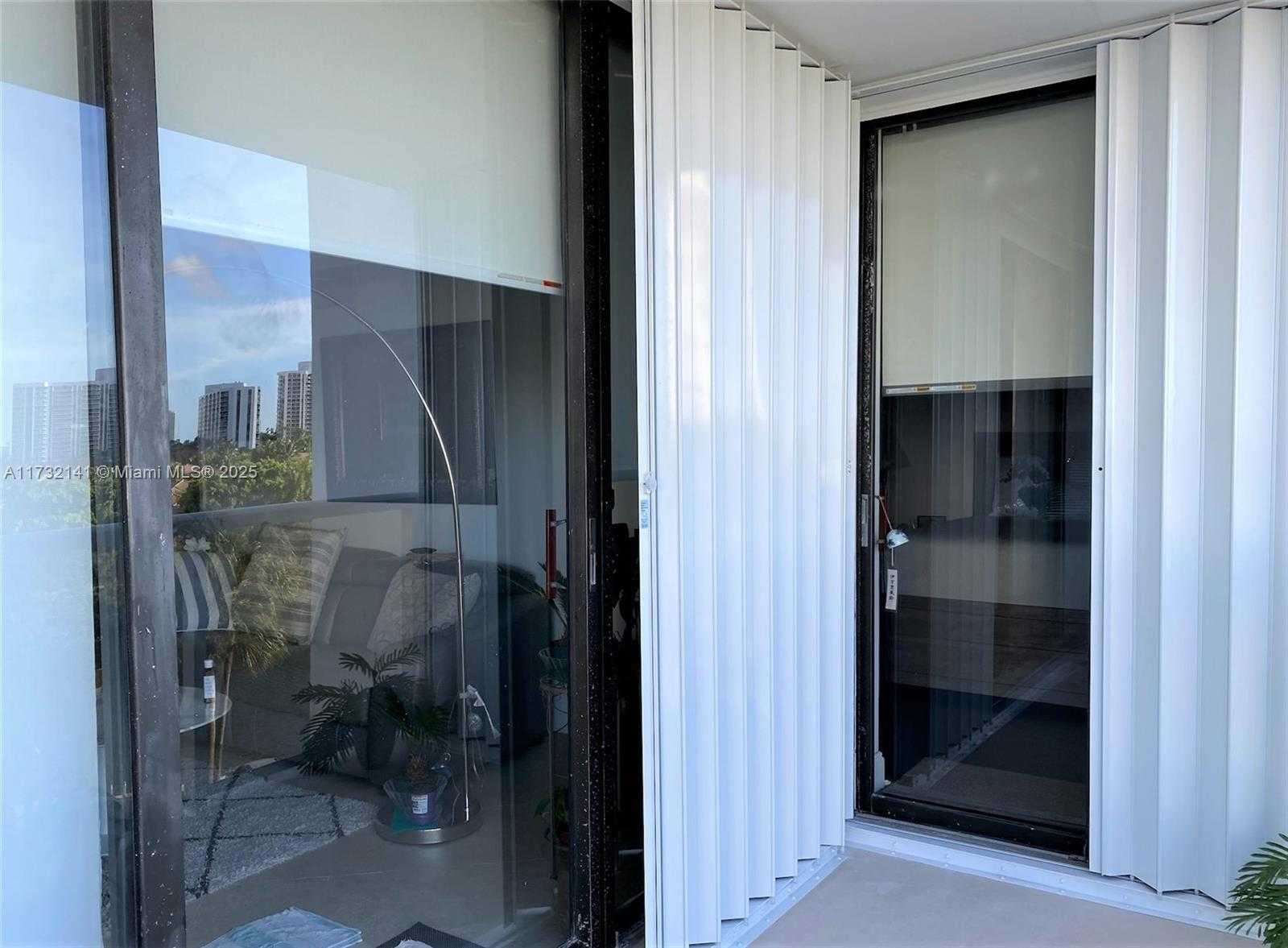 Small Image of 3701 NORTH COUNTRY CLUB DR #502, Aventura Number 4