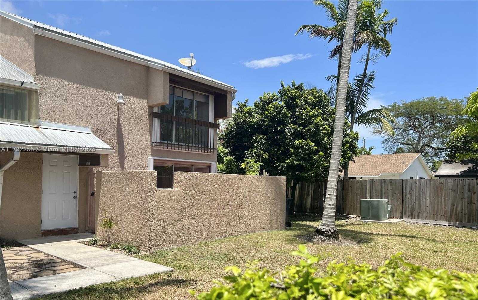 Small Image of 15921 SOUTH WEST 90TH CT #B, Palmetto Bay Number 4