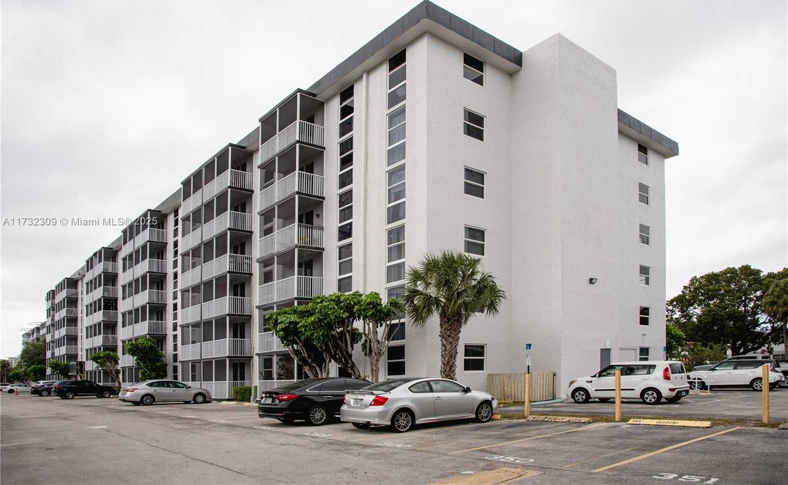 Small Image of 16950 WEST DIXIE HWY #B320, North Miami Beach Number 4