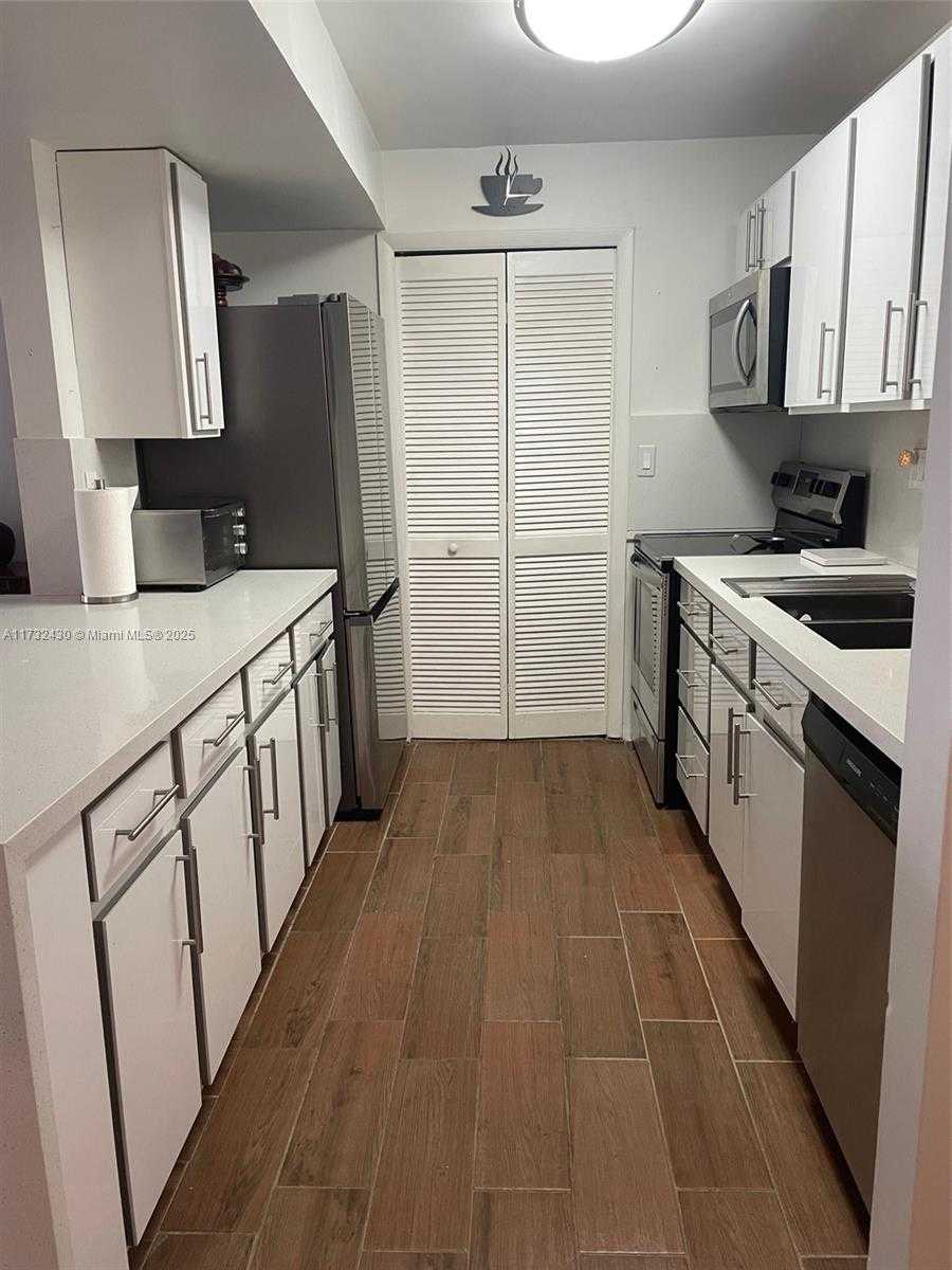 Small Image of 303 RACQUET CLUB RD #310, Weston Number 9
