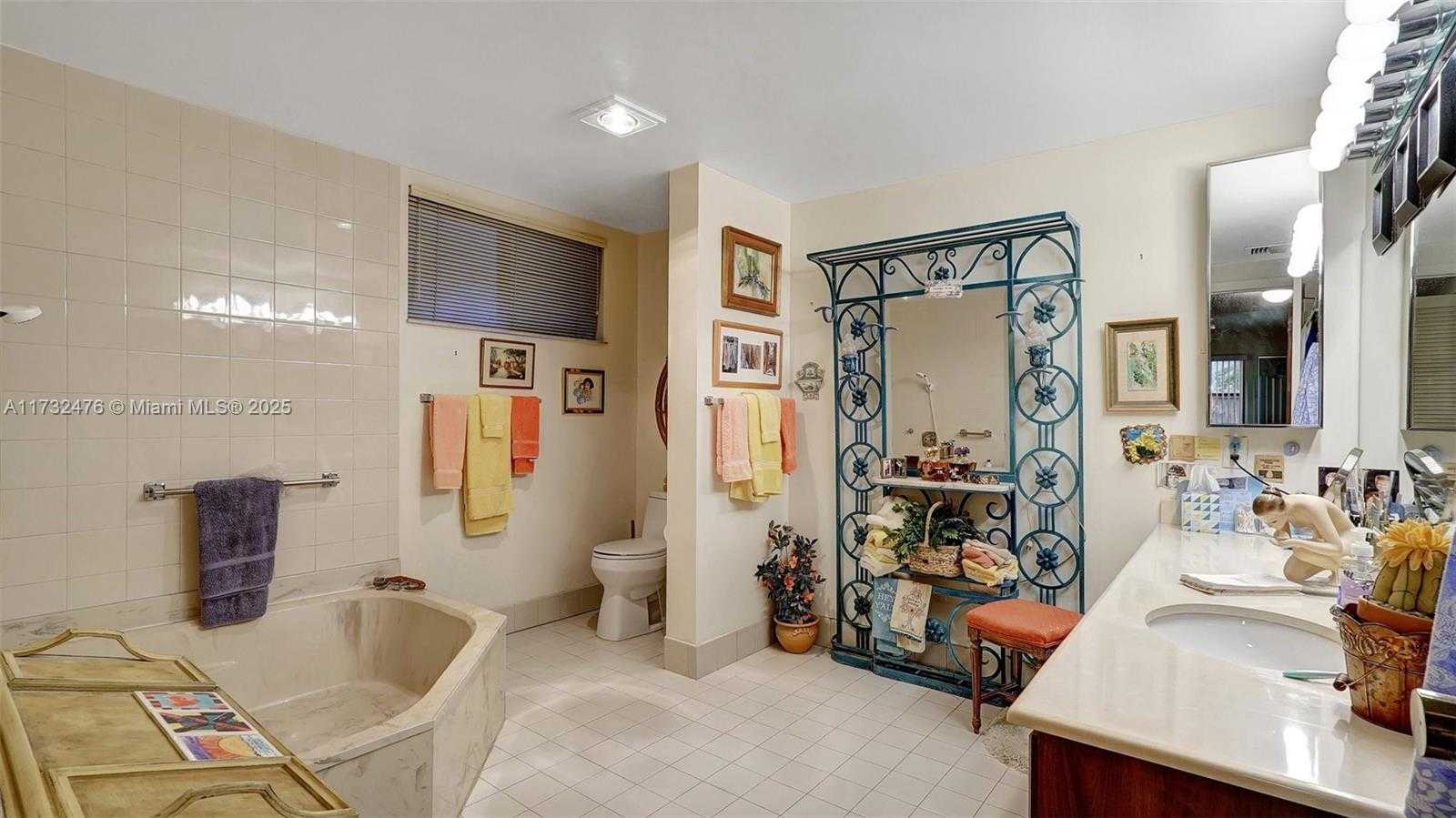 Small Image of 481 IVES DAIRY RD #105-4, Miami Number 23