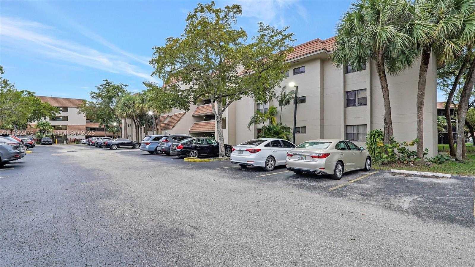 Small Image of 481 IVES DAIRY RD #105-4, Miami Number 3