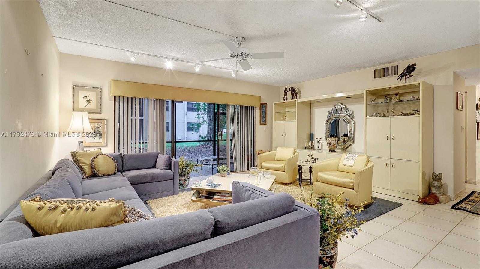 Small Image of 481 IVES DAIRY RD #105-4, Miami Number 9