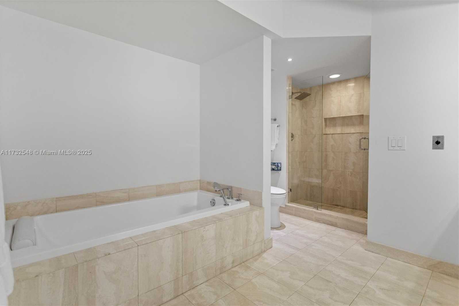 Small Image of 1000 WEST ISLAND BLVD #2407, Aventura Number 31