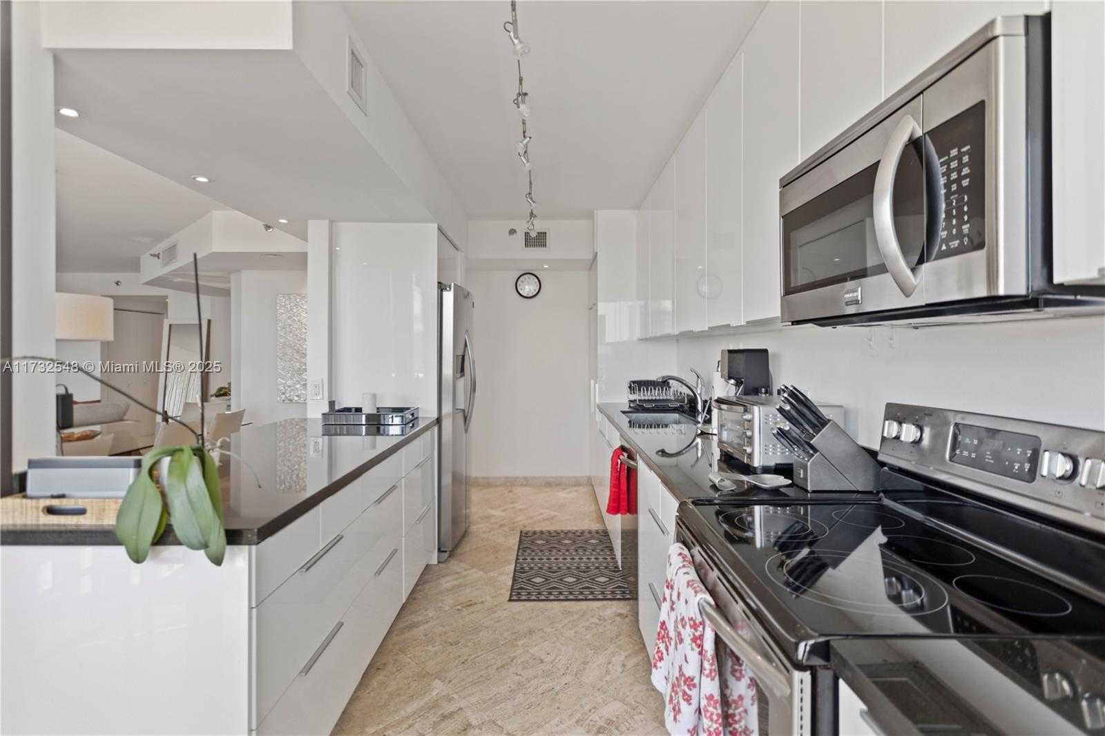 Small Image of 1000 WEST ISLAND BLVD #2407, Aventura Number 4