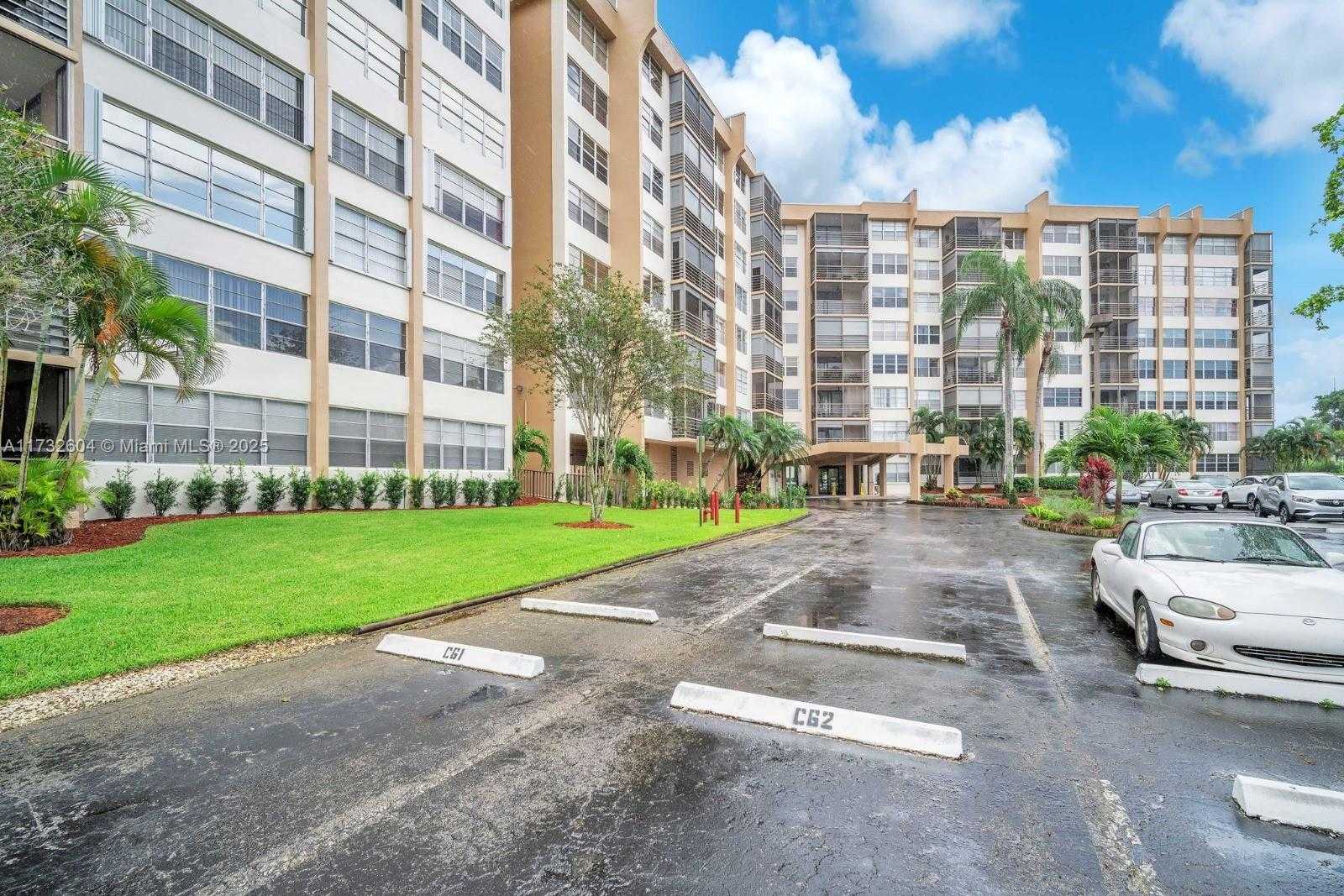 Small Image of 1200 SAINT CHARLES PL #419, Pembroke Pines Number 13