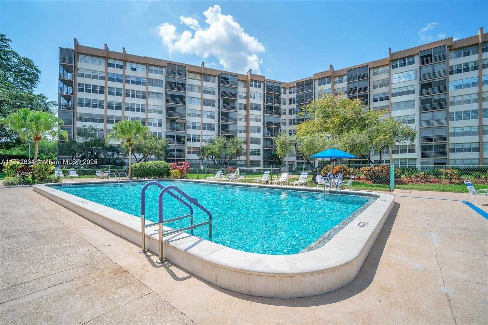 Small Image of 1200 SAINT CHARLES PL #419, Pembroke Pines Number 14