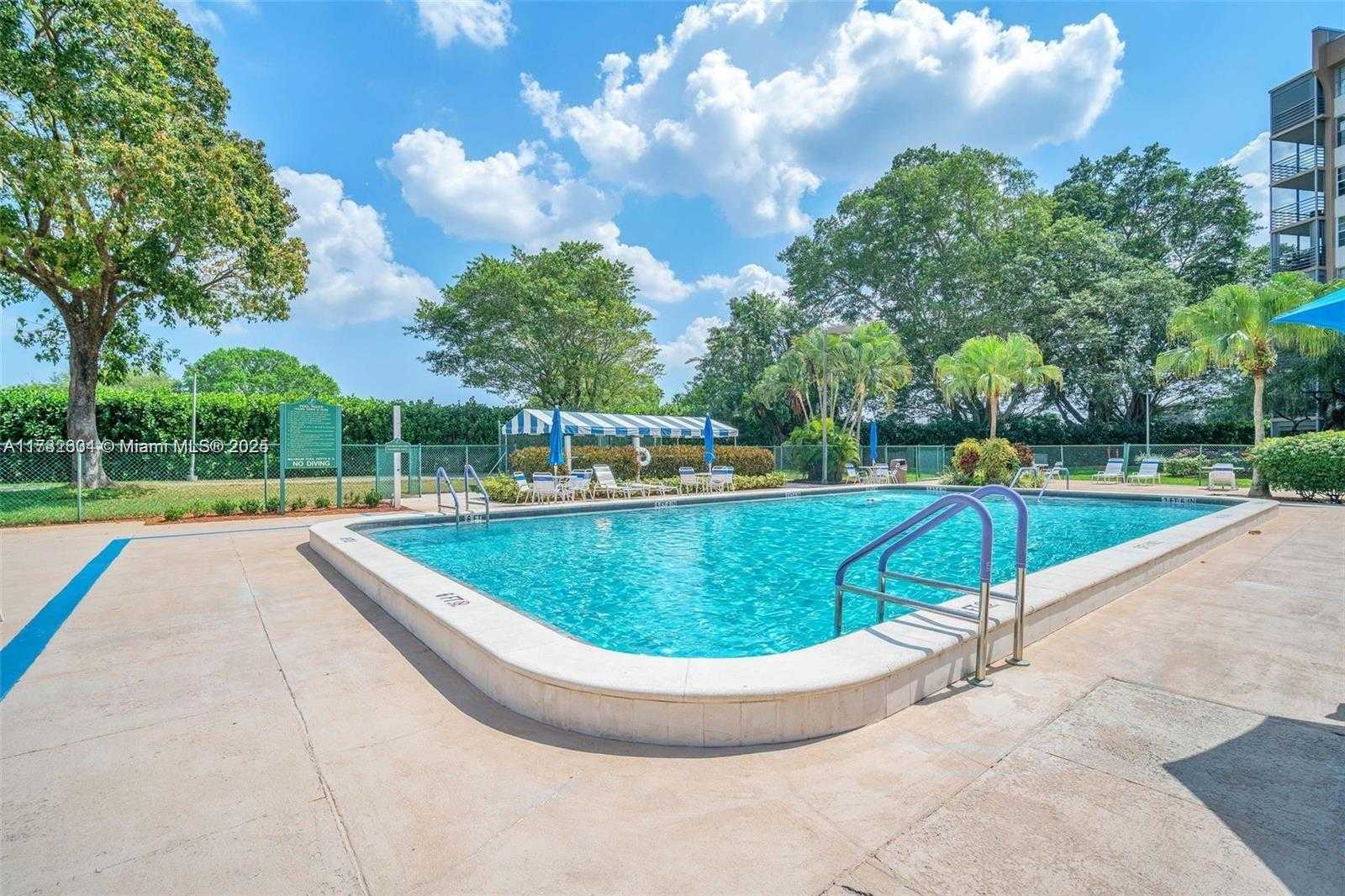 Small Image of 1200 SAINT CHARLES PL #419, Pembroke Pines Number 15