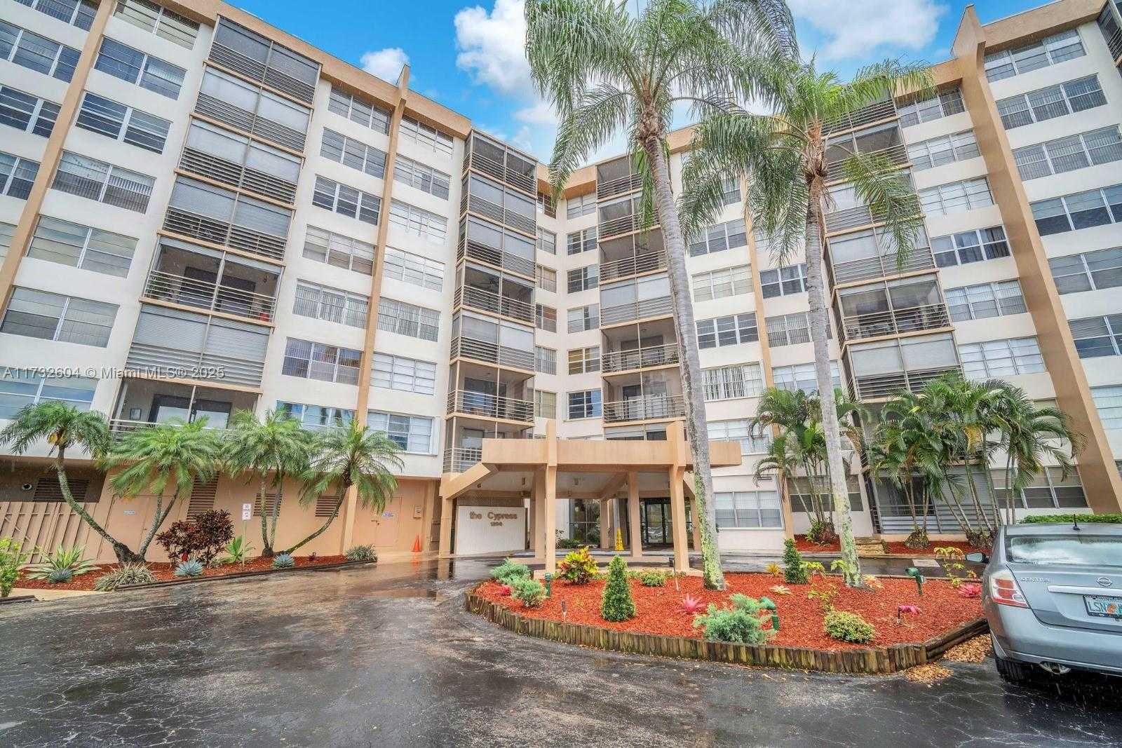 Small Image of 1200 SAINT CHARLES PL #419, Pembroke Pines Number 16