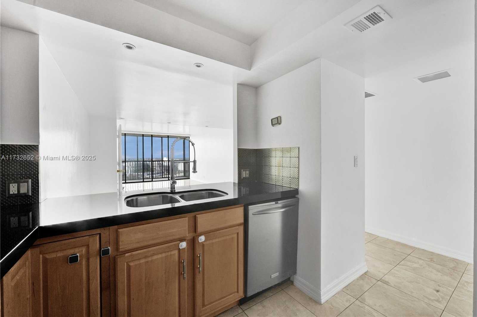 Small Image of 20335 WEST COUNTRY CLUB DR #2210, Aventura Number 6