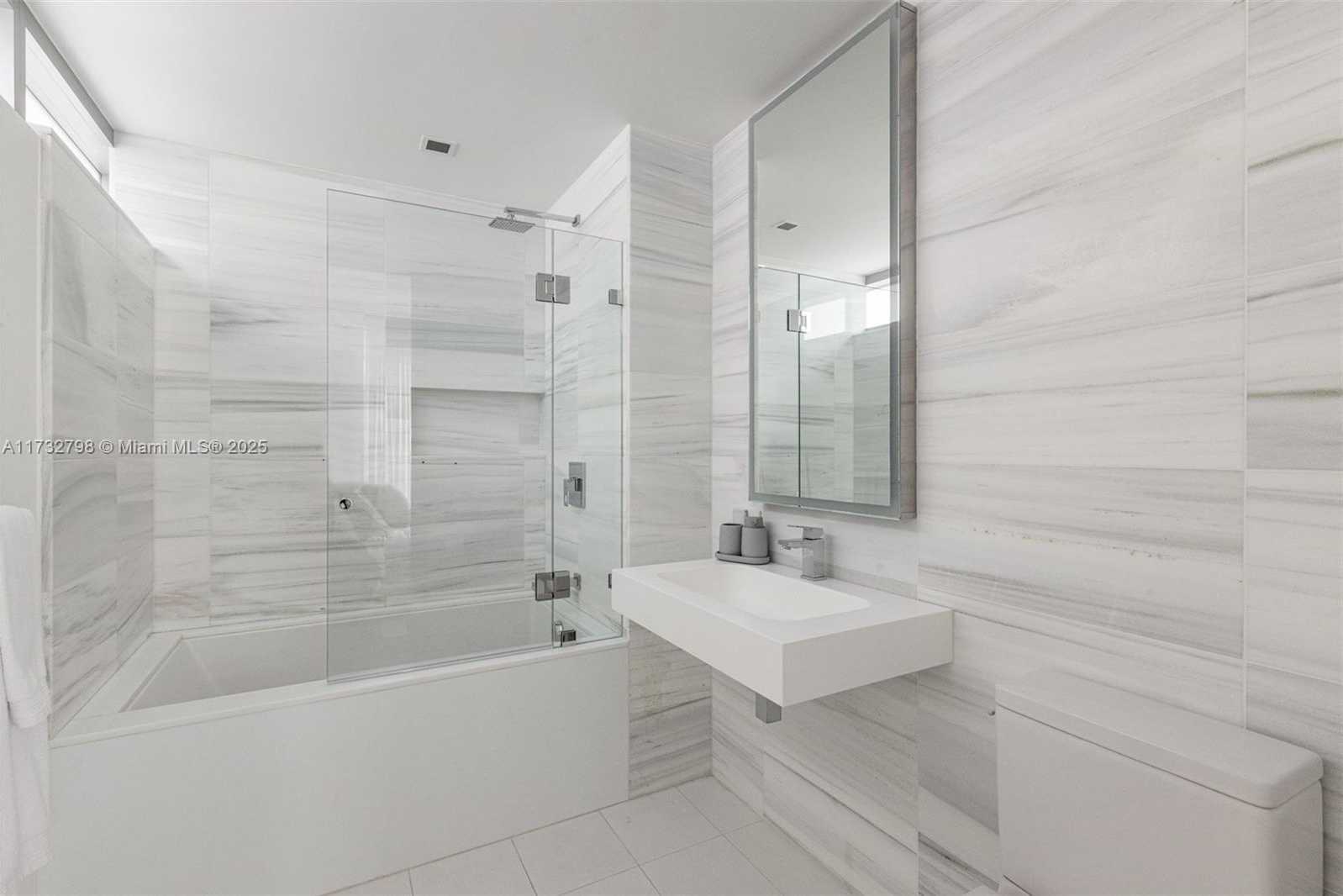 Small Image of 321 OCEAN DR #301, Miami Beach Number 16