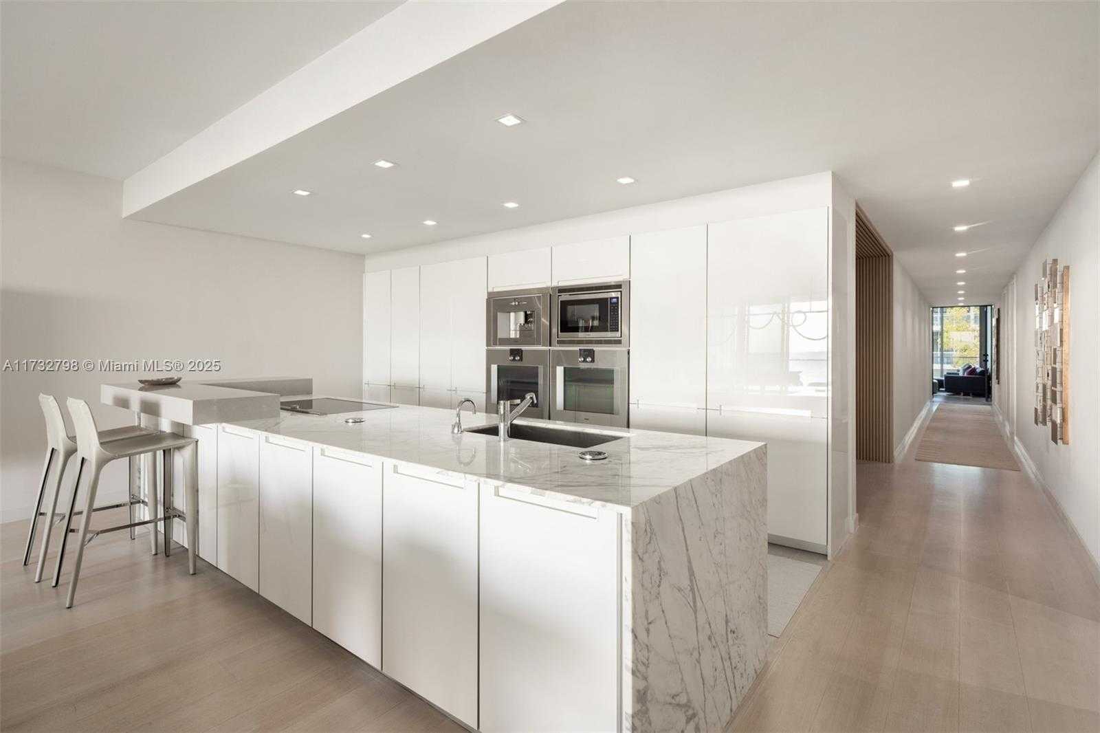 Small Image of 321 OCEAN DR #301, Miami Beach Number 5