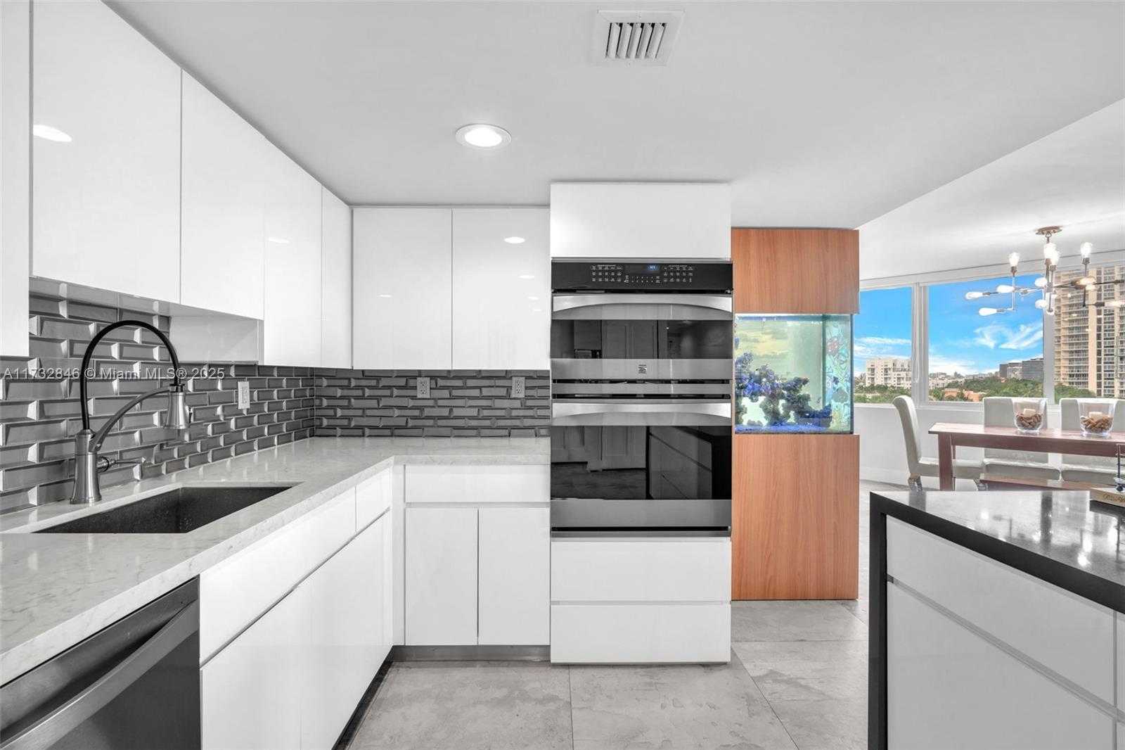 Small Image of 7135 COLLINS AVE #736, Miami Beach Number 2