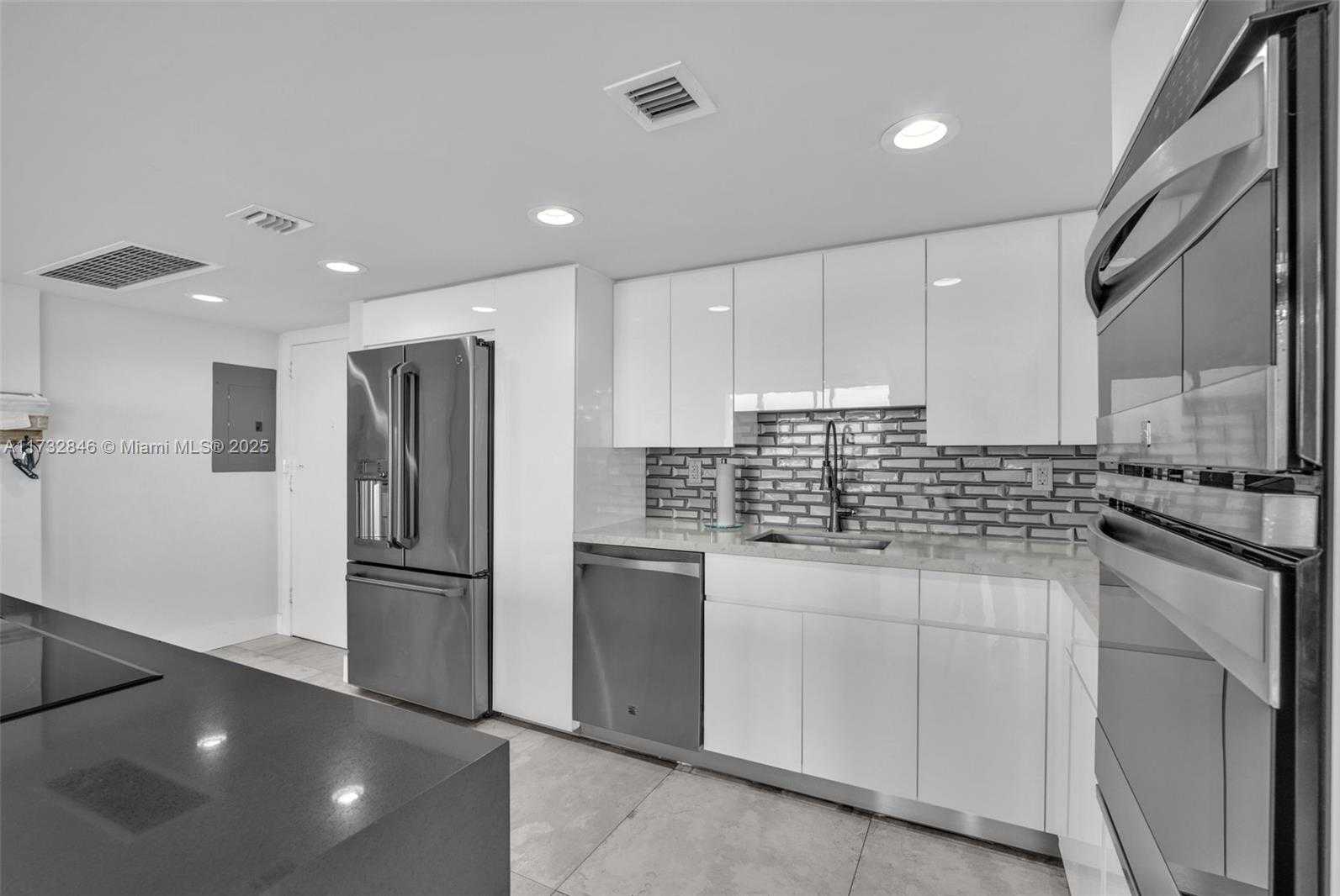 Small Image of 7135 COLLINS AVE #736, Miami Beach Number 3