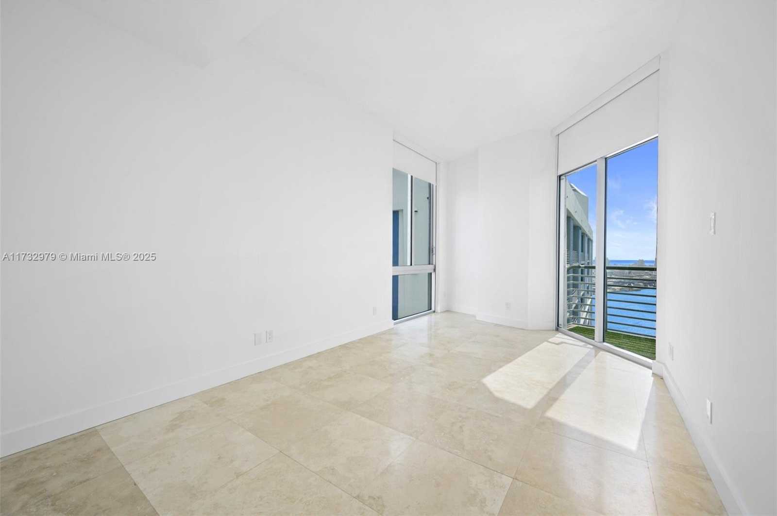 Small Image of 325 SOUTH BISCAYNE BLVD #LPH26, Miami Number 19