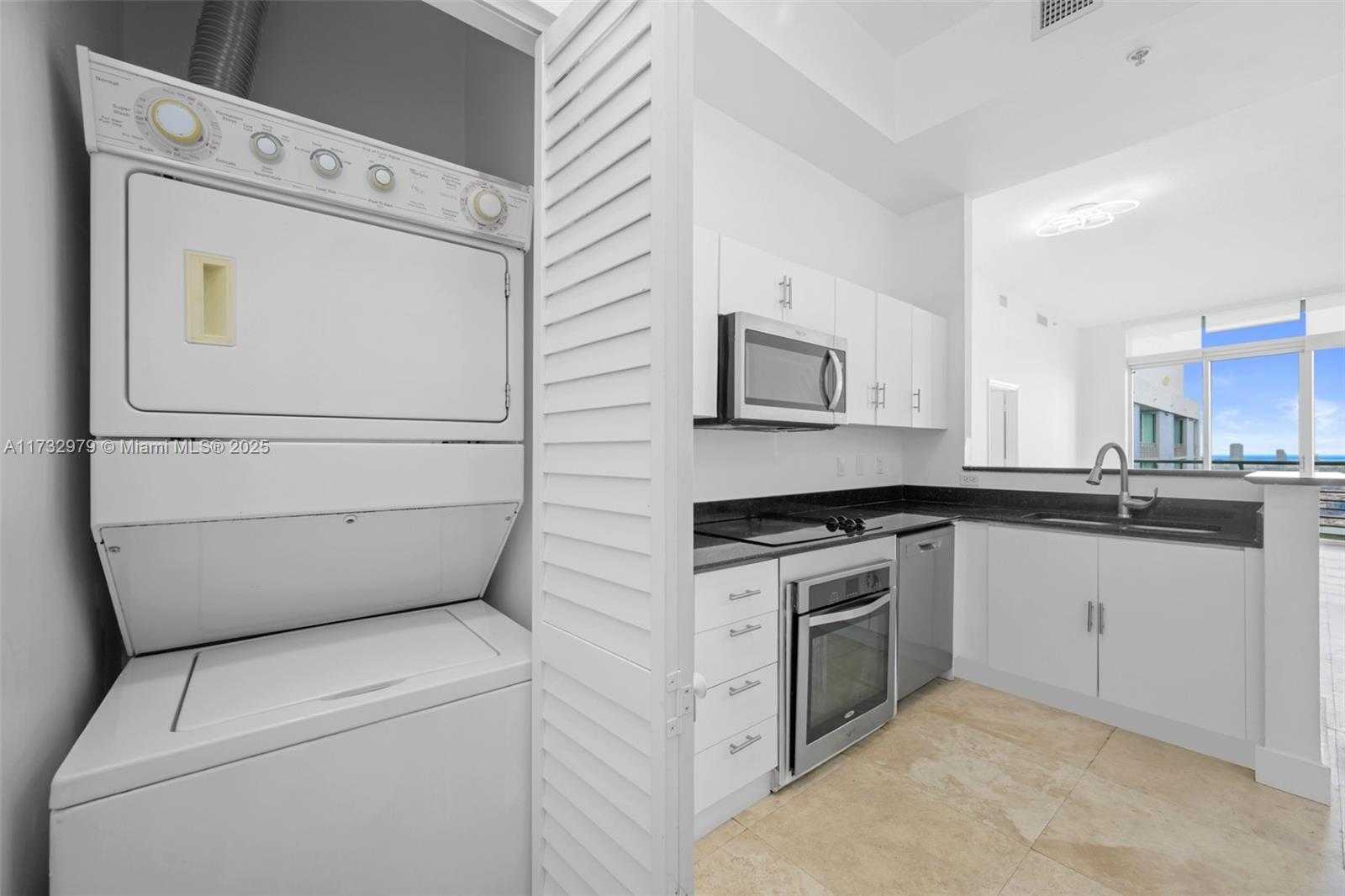 Small Image of 325 SOUTH BISCAYNE BLVD #LPH26, Miami Number 7