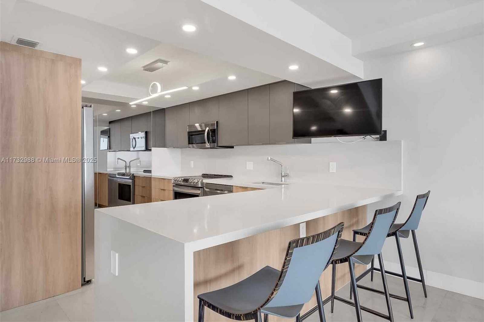 Small Image of 3 GROVE ISLE DR #C1407, Coconut Grove Number 12